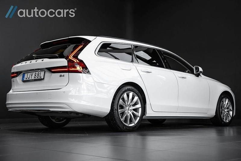 Begagnad Volvo V90 Momentum 197 HK (144 kW) 2021 Vit Kombi