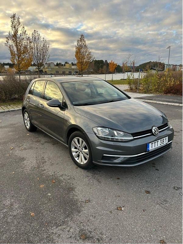 Grå Begagnad 2018 VW Golf VII Halvkombi | 137 000 kr (Marknadspris) - Bild 1/4