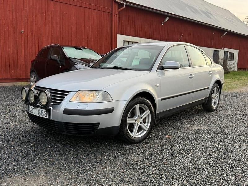 Silver Begagnad 2001 VW Passat Sedan | 39 900 kr - Bild 1/4