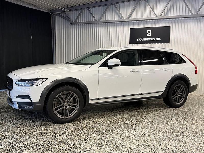 Begagnad Volvo V90 CC Momentum 190 HK (139 kW) 2019 Vit Kombi
