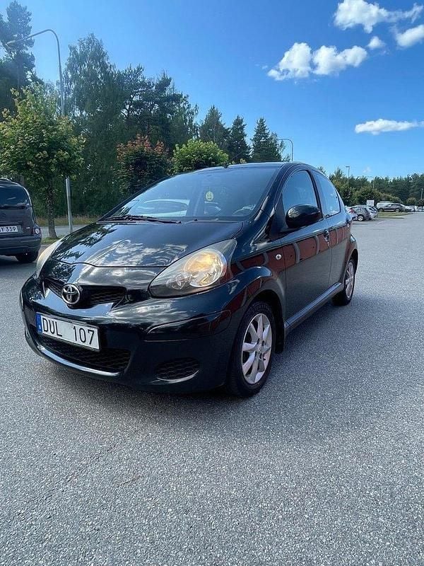 Svart Begagnad 2009 Toyota Aygo Halvkombi | 24 000 kr (Bra pris) - Bild 1/4
