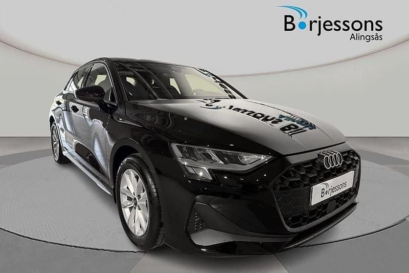 Svart Ny 2025 Audi A3 Sportback Halvkombi | 355 700 kr (Marknadspris) - Bild 1/4