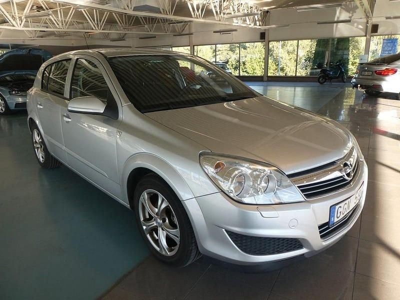 Grå Begagnad 2007 Opel Astra Halvkombi | 29 900 kr (Lite dyr) - Bild 1/4