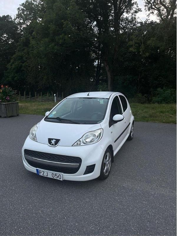 Vit Begagnad 2012 Peugeot 107 Halvkombi | 35 000 kr (Marknadspris) - Bild 1/4