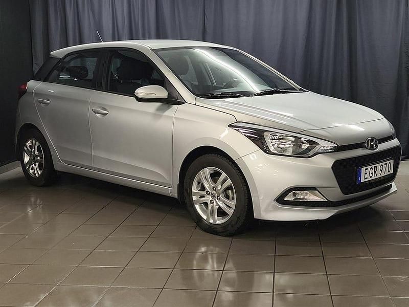 Begagnad Hyundai i20 Comfort 84 HK (61 kW) 2018 Silver Halvkombi
