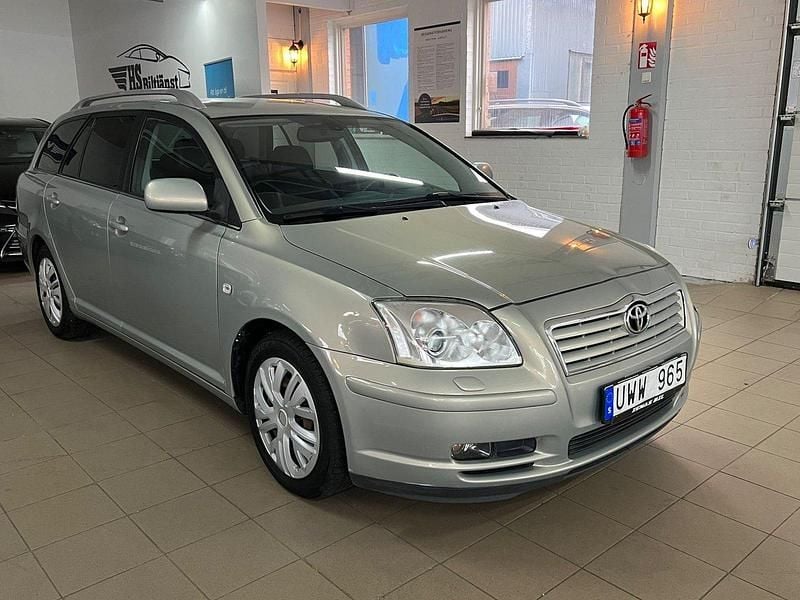 Grön Begagnad 2004 Toyota Avensis Kombi | 44 900 kr (Marknadspris) - Bild 1/4