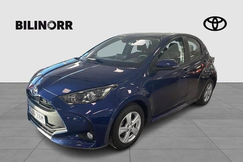 Blå Begagnad 2022 Toyota Yaris Hybrid Active | 199 900 kr (Superpris) - Bild 1/4