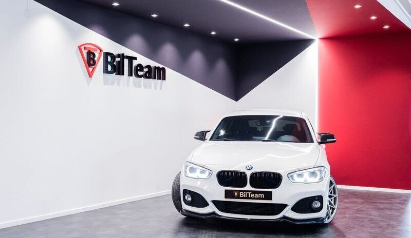 Vit Begagnad 2015 BMW 116 M Sport Halvkombi | 169 900 kr (Lite dyr) - Bild 1/4