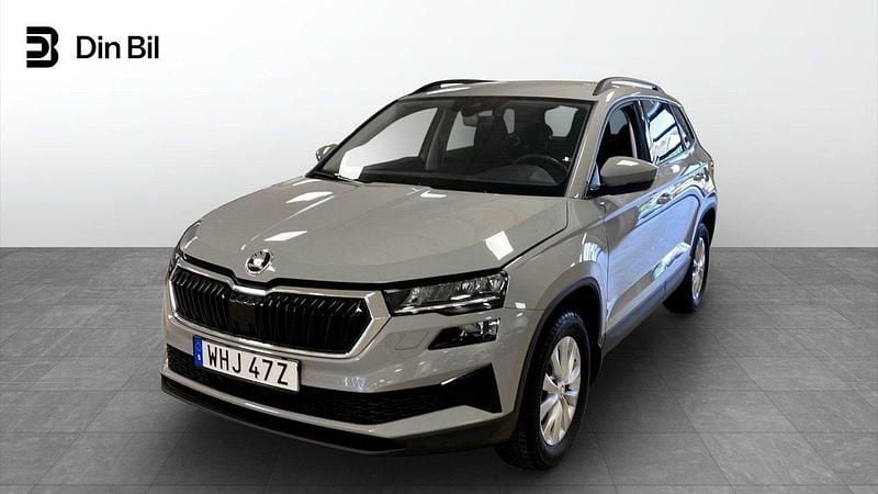 Grå Begagnad 2024 Skoda Karoq Selection SUV | 339 900 kr (Marknadspris) - Bild 1/4