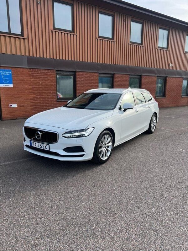 Vit Begagnad 2020 Volvo V90 Momentum Kombi | 194 500 kr (Superpris) - Bild 1/4