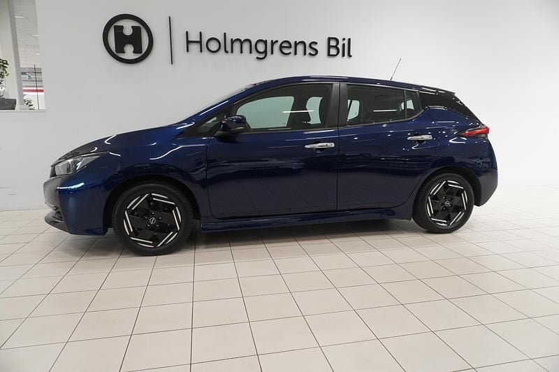 Begagnad Nissan Leaf Acenta 110 kW (150 HK) 2023 Mörkblå Halvkombi