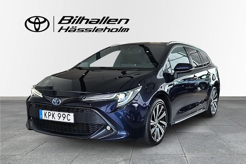 Mörkblå Begagnad 2021 Toyota Corolla Sport Kombi | 264 900 kr (Marknadspris) - Bild 1/4