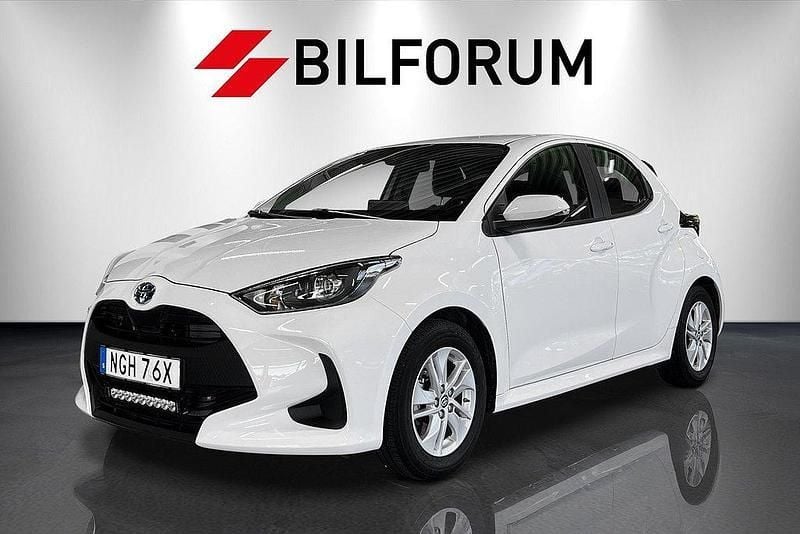 Vit Begagnad 2023 Toyota Yaris Hybrid Active Halvkombi | 218 800 kr (Marknadspris) - Bild 1/4