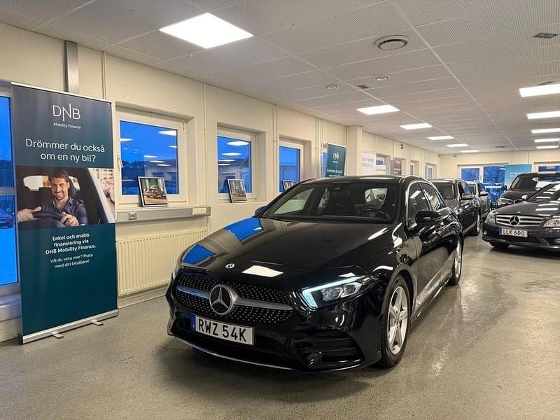 Svart Begagnad 2021 Mercedes A180 AMG line Halvkombi | 249 900 kr (Marknadspris) - Bild 1/4
