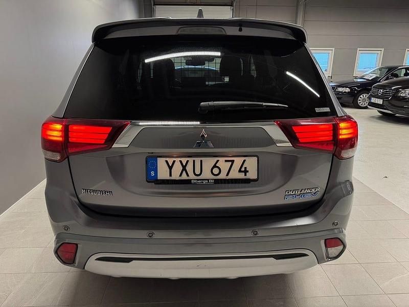 Begagnad Mitsubishi Outlander 224 HK (164 kW) 2019 Grå SUV