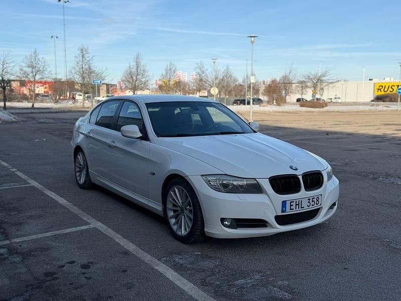 Begagnad BMW 325 218 HK (160 kW) 2010 Sedan