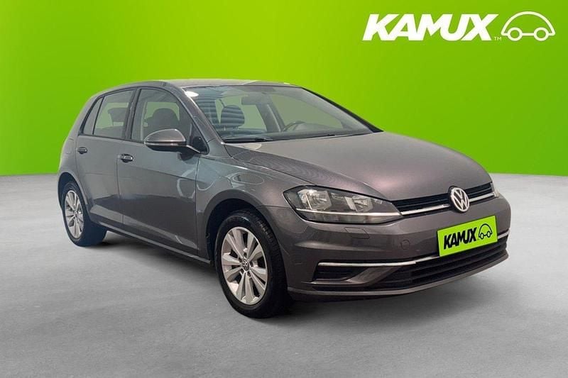 Silver/grå Begagnad 2018 VW Golf VII Halvkombi | 104 900 kr (Bra pris) - Bild 1/4