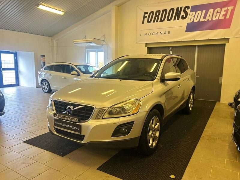 Silver Begagnad 2010 Volvo XC60 Momentum SUV | 83 900 kr (Marknadspris) - Bild 1/4
