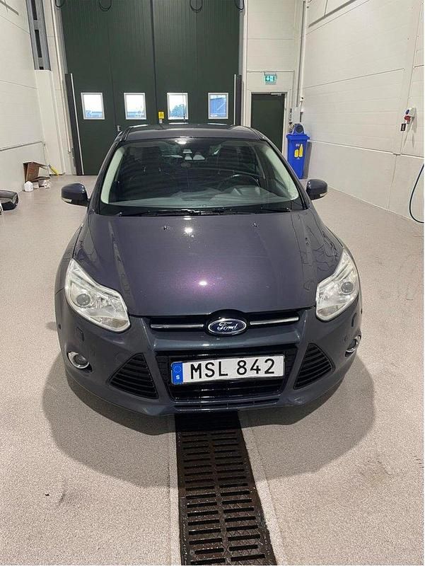 Grå Begagnad 2012 Ford Focus Titanium Halvkombi | 35 000 kr (Bra pris) - Bild 1/4