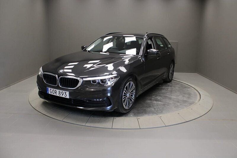 Grå Begagnad 2019 BMW 520 Shadowline Kombi | 309 000 kr (Bra pris) - Bild 1/4