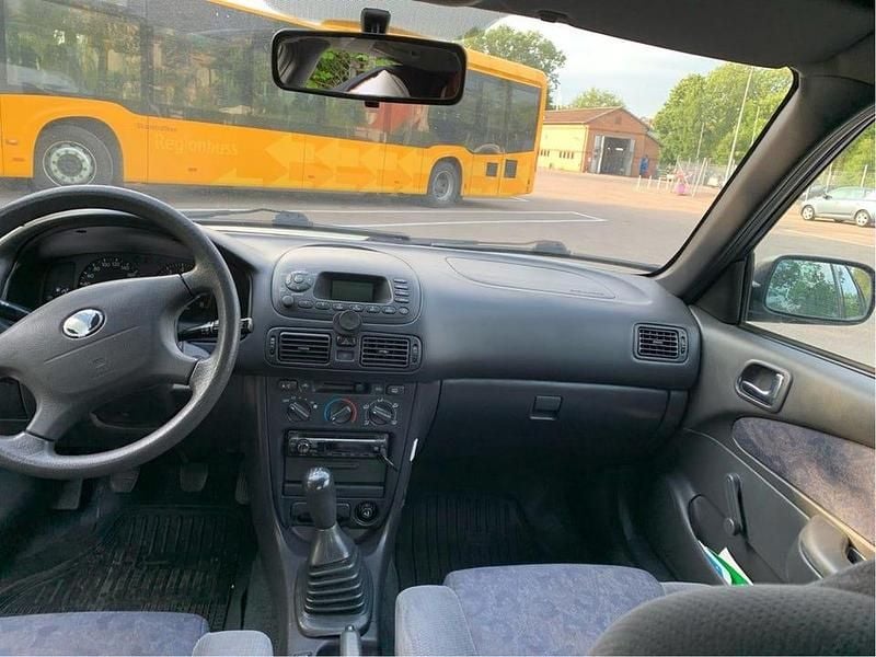 Begagnad Toyota Corolla 97 HK (71 kW) 2001 Grön Halvkombi