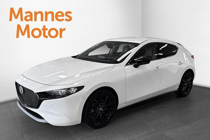 Vit Ny 2025 Mazda 3 Nagisa Halvkombi | 336 700 kr (Marknadspris) - Bild 1/4