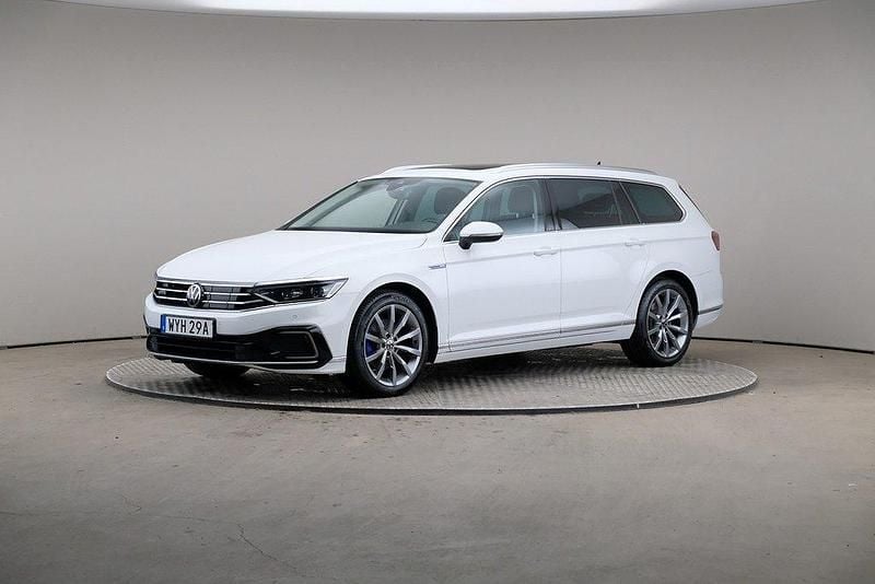 Vit Begagnad 2020 VW Passat Executive Kombi | 259 000 kr (Marknadspris) - Bild 1/4