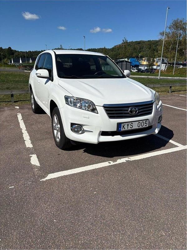 Vit Begagnad 2010 Toyota RAV4 Multidrive S SUV | 95 000 kr (Bra pris) - Bild 1/4