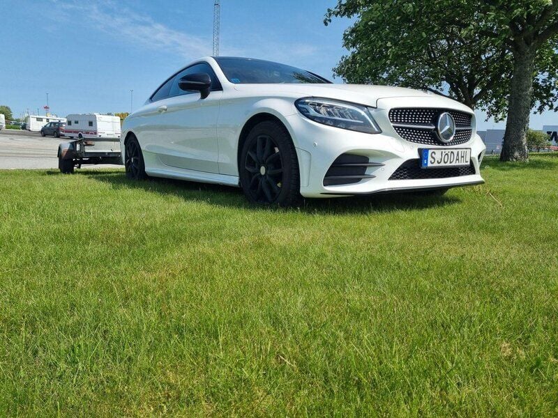 Vit Begagnad 2019 Mercedes C220 AMG line Sportkupé | 310 000 kr (Marknadspris) - Bild 1/3