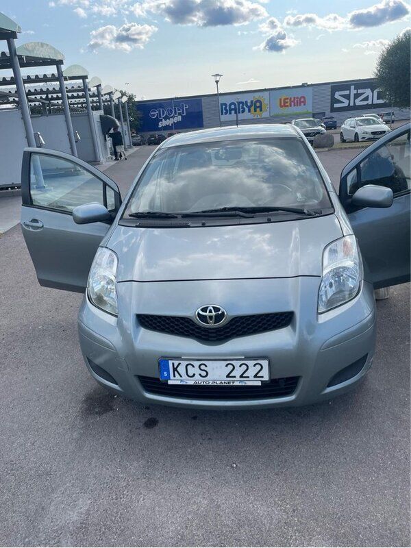 Grå Begagnad 2009 Toyota Yaris Halvkombi | 51 300 kr (Marknadspris) - Bild 1/4
