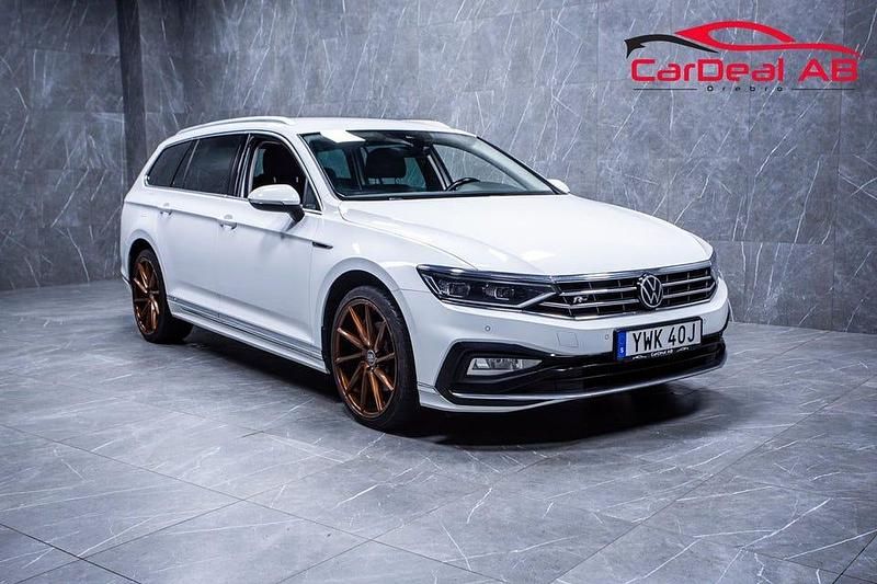 Vit Begagnad 2021 VW Passat R-line Kombi | 268 800 kr (Marknadspris) - Bild 1/4