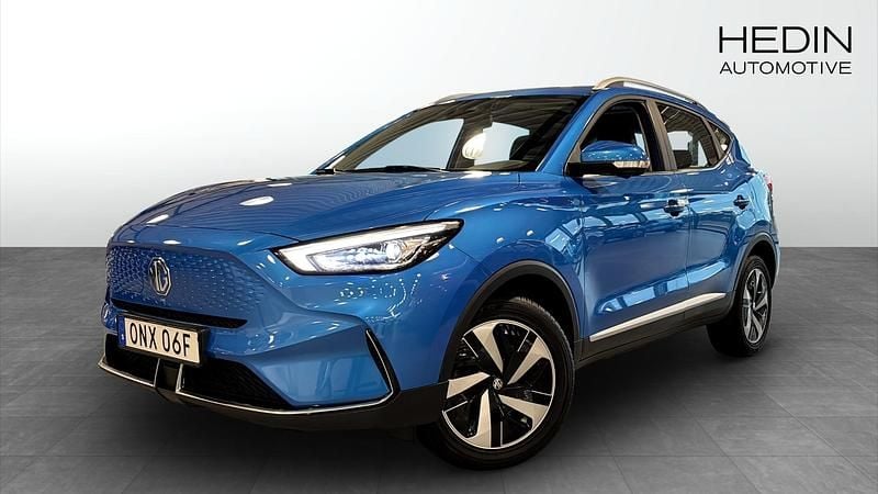 Blå (blue) Begagnad 2023 MG ZS Luxury Sedan | 254 900 kr (Marknadspris) - Bild 1/4