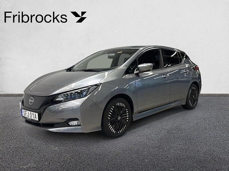 Grå Begagnad 2022 Nissan Leaf N-Connecta Halvkombi | 169 800 kr (Marknadspris) - Bild 1/4