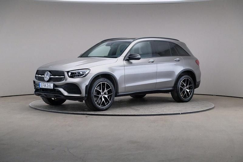 Silver (mojavesilver (metallic)) Begagnad 2022 Mercedes GLC300e AMG line SUV | 439 000 kr (Bra pris) - Bild 1/4