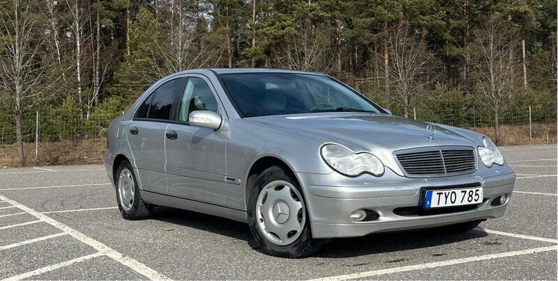 Silver Begagnad 2003 Mercedes C180 Sedan | 24 500 kr (Marknadspris) - Bild 1/4