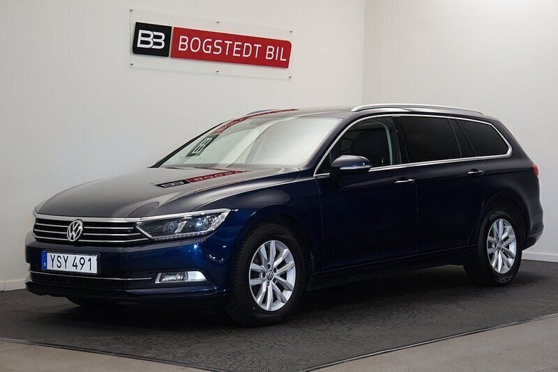 Mörkblå (atlantic blå metallic) Begagnad 2018 VW Passat Kombi | 148 000 kr (Marknadspris) - Bild 1/4