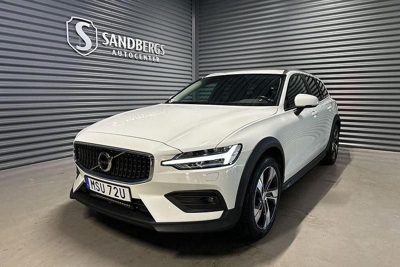 Begagnad Volvo V60 CC Momentum 190 HK (139 kW) 2019 Vit Kombi