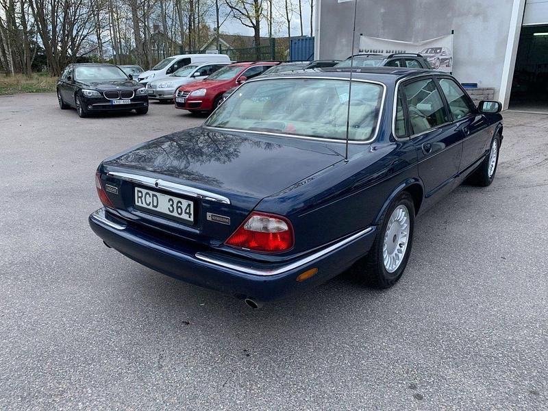 Begagnad Jaguar XJ Executive 237 HK (174 kW) 2001 Mörkblå Sedan