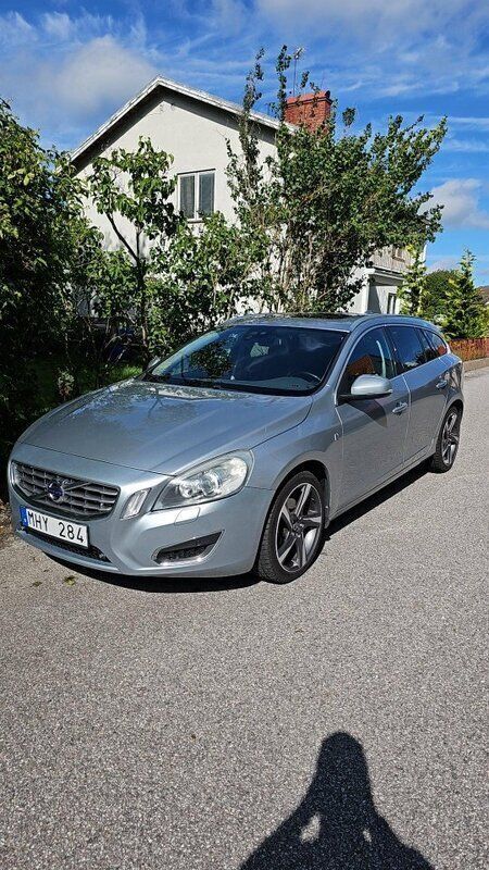 Silver Begagnad 2012 Volvo V60 Momentum Kombi | 73 000 kr (Marknadspris) - Bild 1/4