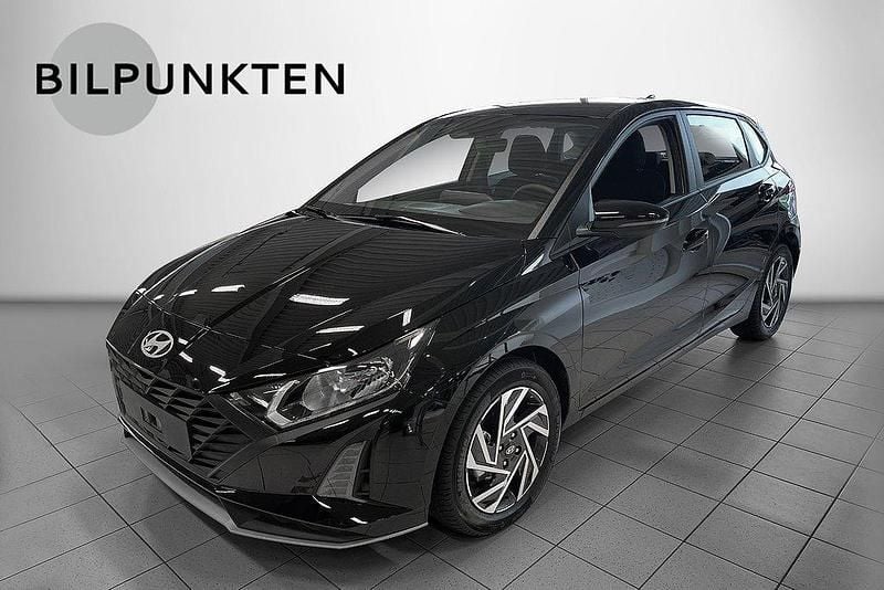 Svart Ny 2024 Hyundai i20 Essential Halvkombi | 233 400 kr (Marknadspris) - Bild 1/1
