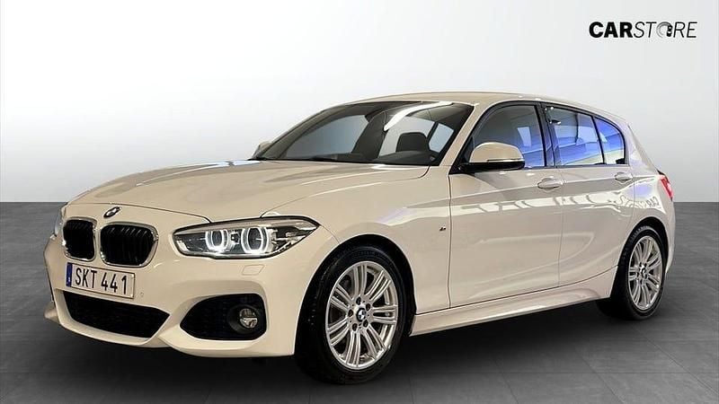 Vit Begagnad 2017 BMW 118 M Sport Halvkombi | 154 900 kr (Bra pris) - Bild 1/4