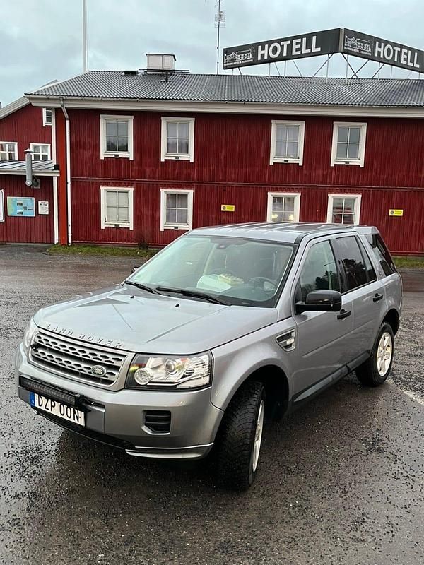 Silver grå Begagnad 2014 Land Rover Freelander 2 SUV | 99 000 kr (Marknadspris) - Bild 1/3
