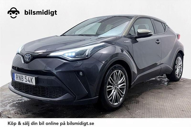 Grå Begagnad 2021 Toyota C-HR+ Executive SUV | 259 900 kr (Marknadspris) - Bild 1/3