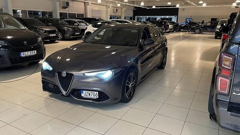Grå Begagnad 2019 Alfa Romeo Giulia Veloce Sedan | 269 900 kr (Bra pris) - Bild 1/4