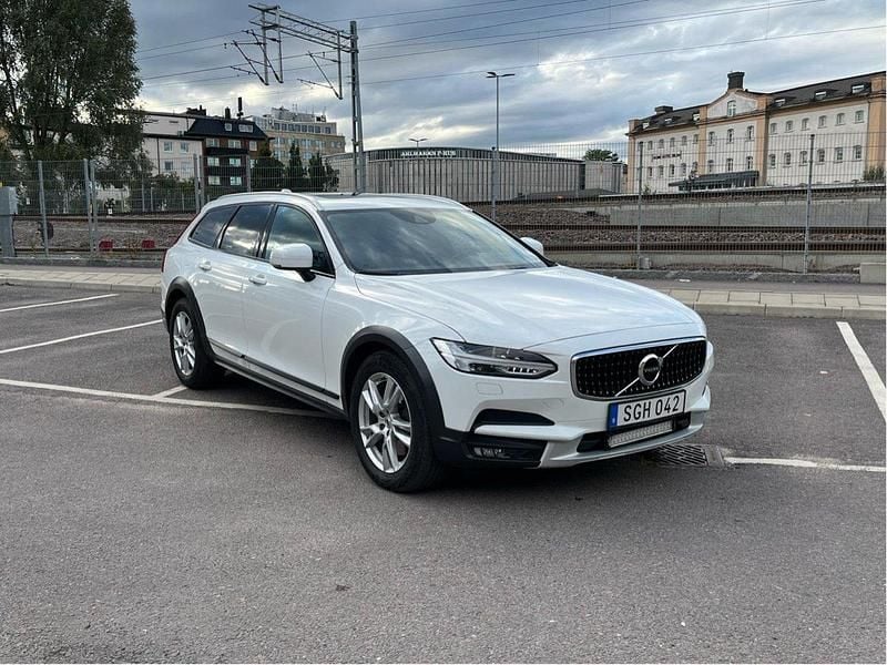 Vit Begagnad 2018 Volvo V90 CC Momentum Kombi | 230 000 kr (Marknadspris) - Bild 1/4