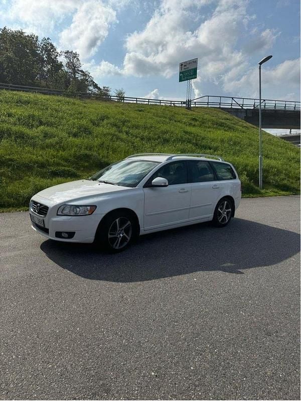 Vit Begagnad 2012 Volvo V50 Momentum Kombi | 49 000 kr (Marknadspris) - Bild 1/4