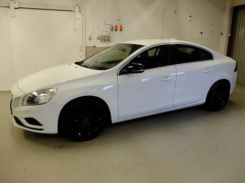 Vit Begagnad 2012 Volvo S60 R-Design Sedan | 88 000 kr (Dyr) - Bild 1/4