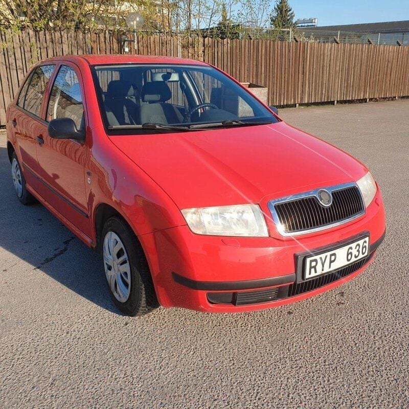 Röd Begagnad 2000 Skoda Fabia Halvkombi | 19 900 kr (Marknadspris) - Bild 1/4