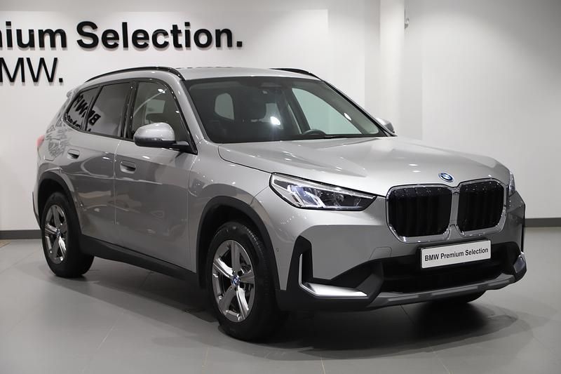 Grå Begagnad 2025 BMW X1 Shadowline SUV | 489 000 kr (Marknadspris) - Bild 1/3