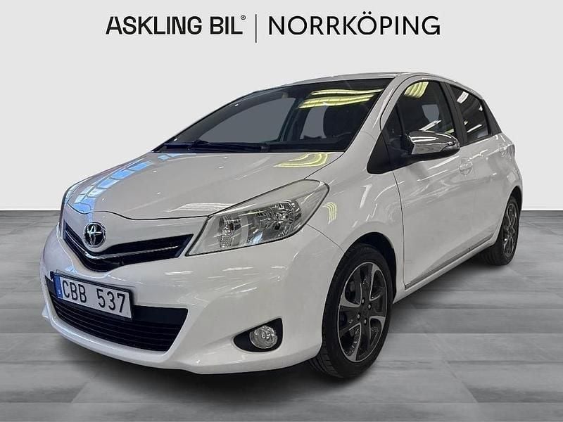 Vit Begagnad 2013 Toyota Yaris Trend Halvkombi | 109 000 kr (Lite dyr) - Bild 1/4